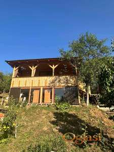 Lepa nova brvnara u Vrdniku se izdaje na dan ili vise